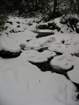 冬の乗鞍高原で雪に覆われた川