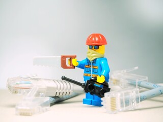 Obraz premium Indonesia - September 15, 2023 : Mini toy at table with blurred background. Network engineer concept design.