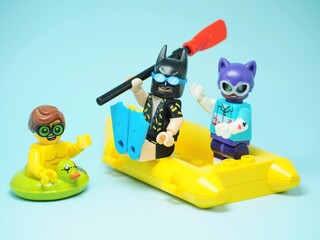 Obraz premium Indonesia - September 13, 2023 : Mini toy at table with blurred background. Holiday concept design. Swimming, diving and floating at sea.
