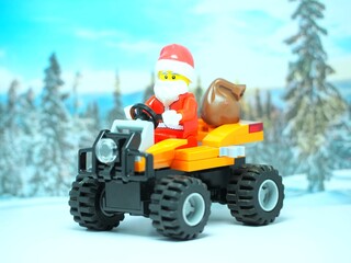 Obraz premium Indonesia - September 13, 2023 : Mini toy at outdoor with blurred background. Santa Claus concept design.