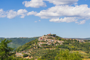 Obraz premium Motovun, Croatia, a picturesque hilltop medieval town in Istria, surrounded by lush forests, vineyards and rolling countryside.