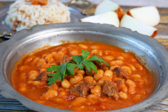 etli kuru fasulye, rice and beans, Turkish name pilavli kuru fasulye nder the rustic wood
