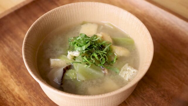 しそ香る野菜たっぷりなお味噌汁を出す様子