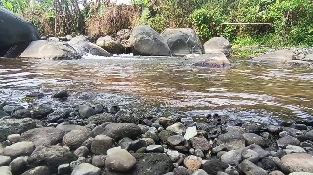 Air yang jernih dan bebatuan yang tersusun rapi alami