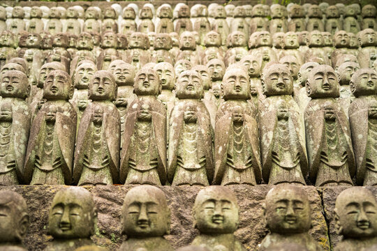 Imponentes estatuillas de monjes budistas de un templo jap&oacute;n&eacute;s, en Kioto, Jap&oacute;n.