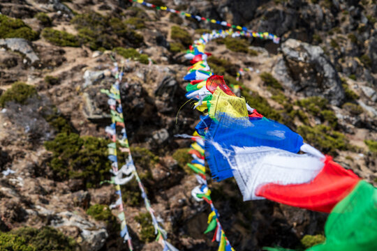 Banderas de colores con rezos budistas colgadas en la monta&ntilde;a y flameando al viento. En la regi&oacute;n del Everest, en Nepal. Camino al campamento base del Everest