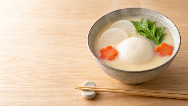 丸餅と大根と人参を盛った白味噌のお雑煮