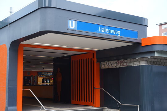 Eingang des BVG U-Bahnhofs Halemweg der Linie, von Rainer G. R&uuml;mmler gestalt und 1980 er&ouml;ffnet, Berlin, 12.09.2026