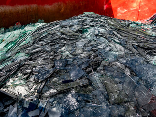 Gebrochenes Flachglas im Wertstoff Container © focus finder