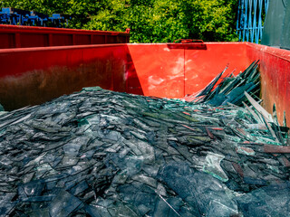 Gebrochenes Flachglas im Wertstoff Container © focus finder