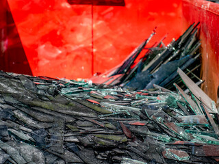 Gebrochenes Flachglas im Wertstoff Container © focus finder