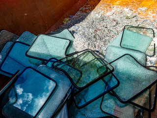 Gebrochenes Flachglas im Wertstoff Container © focus finder