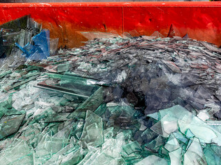 Gebrochenes Flachglas im Wertstoff Container © focus finder