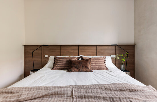 Symmetrical bed with wooden headboard