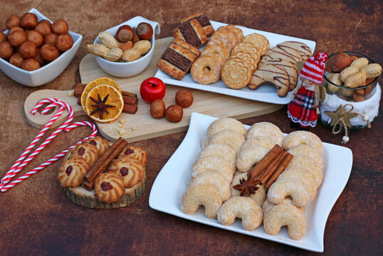  Reichhaltiger Weihnachtsteller mit einer Auswahl an traditionellen Pl&auml;tzchen wie Vanillekipferl, Spritzgeb&auml;ck und Marzipankartoffeln.
