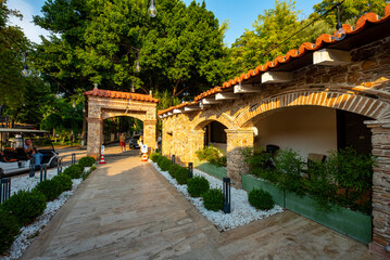 Obraz premium Antalya, Turkey - August 27, 2026: The image shows a historic cobblestone street in Kaleiçi, the old town of Antalya, Türkiye, featuring traditional Ottoman-style architecture and ancient stone. Histo