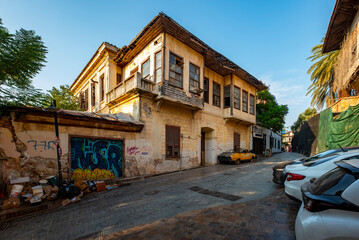 Obraz premium Antalya, Turkey - August 27, 2026: The image shows a historic cobblestone street in Kaleiçi, the old town of Antalya, Türkiye, featuring traditional Ottoman-style architecture and ancient stone. Histo