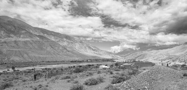 Cerros y v&iacute;as ferroviarias junto a la Ruta Nacional 9 camino a Tilcara, Jujuy, Argentina