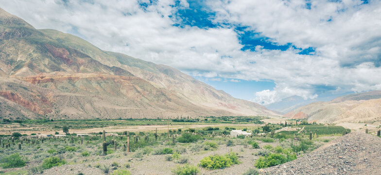 Cerros y v&iacute;as ferroviarias junto a la Ruta Nacional 9 camino a Tilcara, Jujuy, Argentina