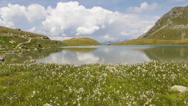 Vue panoramique sur le lac Marloup aux Arcs 2000 sur le versant nord du massif de la Vanoise en Tarentaise, sentier de randonn&eacute;e et montagnes des Alpes fran&ccedil;aises