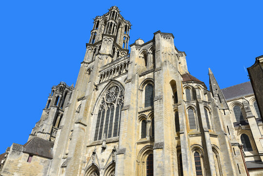 Fa&ccedil;ade de la cath&eacute;drale de Laon en Picardie. France