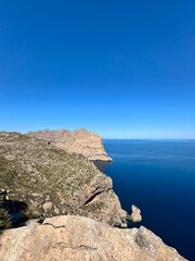 Blick vom Aussichtspunkt Mirador des Colomer über die felsige Natur der Halbinsel Formentor im Nordosten Mallorcas, Tramuntanagebirge, Mallorca, Balearen, Spanien © keBu.Medien