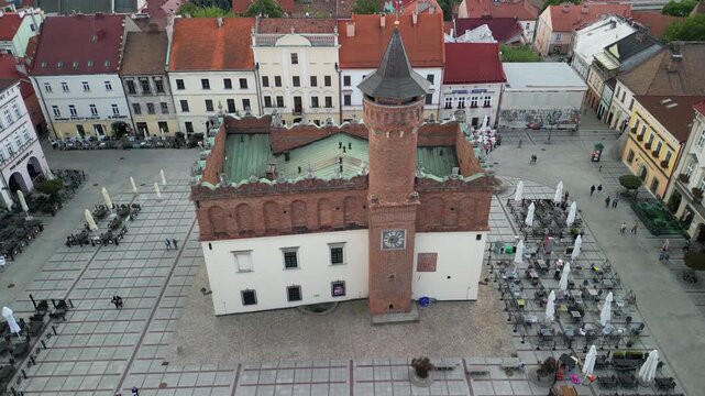 Tarn&oacute;w - Polska 
Piękny duży kości&oacute;ł i rynek znany na całą Polske. Znana atrakcja turystyczna nagrana dronem z powietrza, ujęcie kinowe. Rynek, kamienice, kości&oacute;ł, panorama miasta z drona