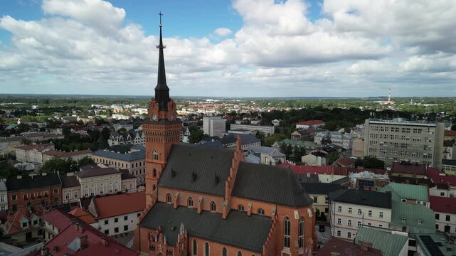 Tarn&oacute;w - Polska 
Piękny duży kości&oacute;ł i rynek znany na całą Polske. Znana atrakcja turystyczna nagrana dronem z powietrza, ujęcie kinowe. Rynek, kamienice, kości&oacute;ł, panorama miasta z drona