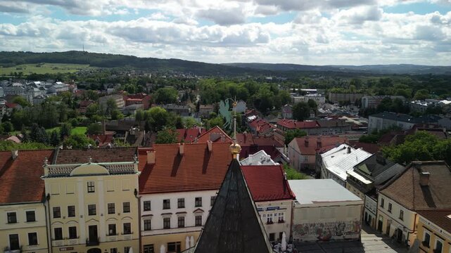 Tarn&oacute;w - Polska 
Piękny duży kości&oacute;ł i rynek znany na całą Polske. Znana atrakcja turystyczna nagrana dronem z powietrza, ujęcie kinowe. Rynek, kamienice, kości&oacute;ł, panorama miasta z drona