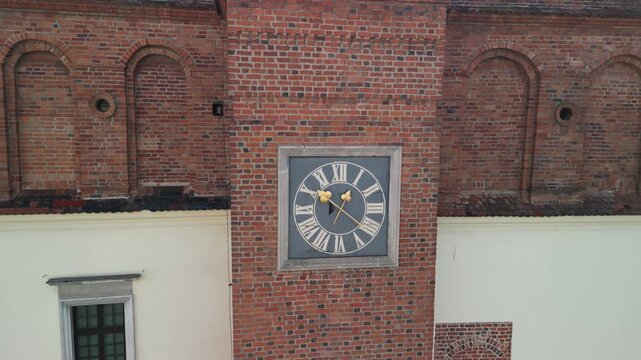 Tarn&oacute;w - Polska 
Piękny duży kości&oacute;ł i rynek znany na całą Polske. Znana atrakcja turystyczna nagrana dronem z powietrza, ujęcie kinowe. Rynek, kamienice, kości&oacute;ł, panorama miasta z drona