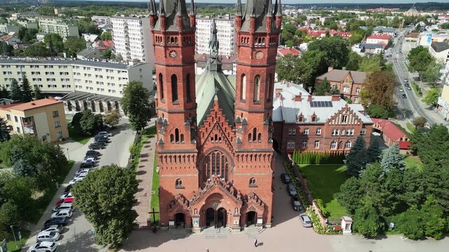 Tarn&oacute;w - Polska 
Piękny duży kości&oacute;ł i rynek znany na całą Polske. Znana atrakcja turystyczna nagrana dronem z powietrza, ujęcie kinowe. Rynek, kamienice, kości&oacute;ł, panorama miasta z drona