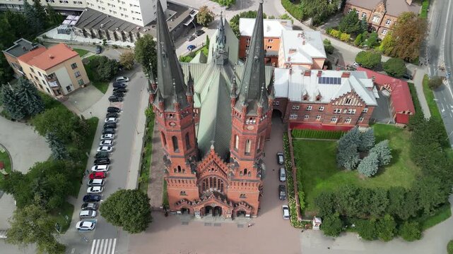 Tarn&oacute;w - Polska 
Piękny duży kości&oacute;ł i rynek znany na całą Polske. Znana atrakcja turystyczna nagrana dronem z powietrza, ujęcie kinowe. Rynek, kamienice, kości&oacute;ł, panorama miasta z drona