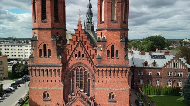 Tarn&oacute;w - Polska 
Piękny duży kości&oacute;ł i rynek znany na całą Polske. Znana atrakcja turystyczna nagrana dronem z powietrza, ujęcie kinowe. Rynek, kamienice, kości&oacute;ł, panorama miasta z drona