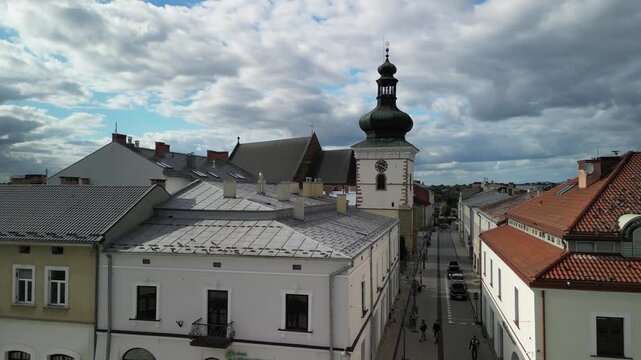 Krosno - Polska 
Piękny duży kości&oacute;ł i rynek znany na całą Polske. Znana atrakcja turystyczna nagrana dronem z powietrza, ujęcie kinowe. Rynek, kamienice, kości&oacute;ł, panorama miasta z drona