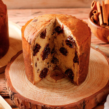 Delicious sliced ​​Christmas panettone with creamy chocolate, served in a festive celebratory setting.