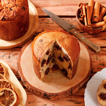 Festive sliced ​​panettone filled with creamy chocolate, served on a rustic wooden table.