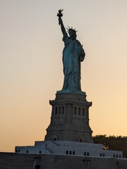 statue of liberty at sunset © Tallguyryan