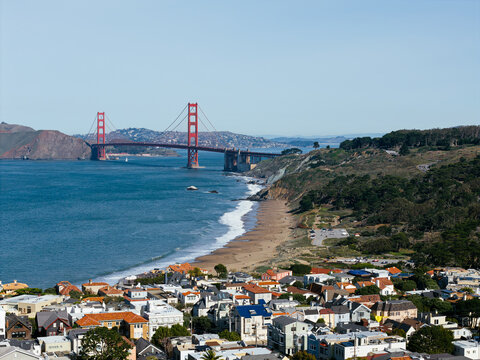 Golden Gate Bridge, Baker Beach and coastal homes in San Francisco, California, USA on a clear day. g