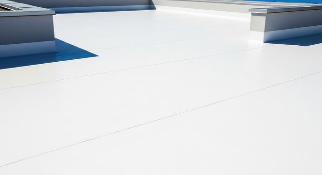 Vista detallada de un techo plano cubierto con una capa protectora de impermeabilizante blanco para evitar filtraciones y humedad en casa, exterior, clima, residencial
