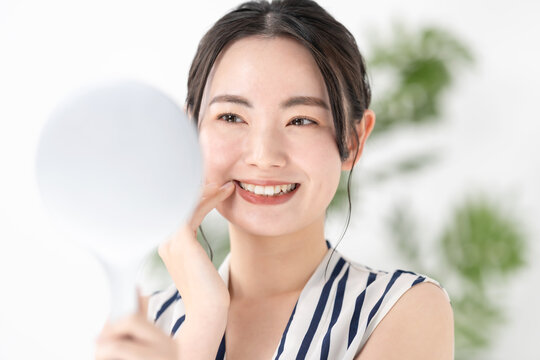 歯を見る女性　