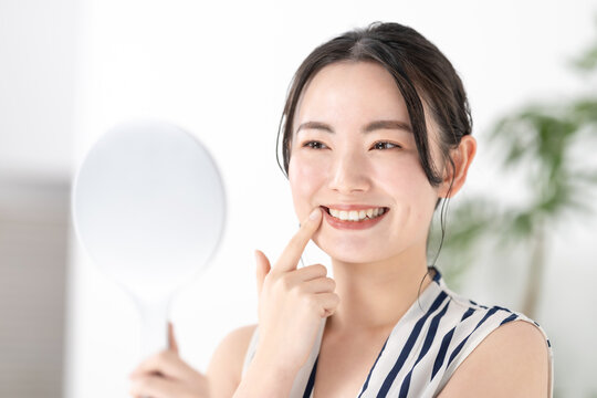 歯を見る女性　