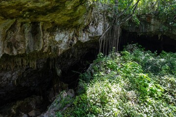 Cueva de Saturno cave in Cuba near Varadero, entrance © mino21