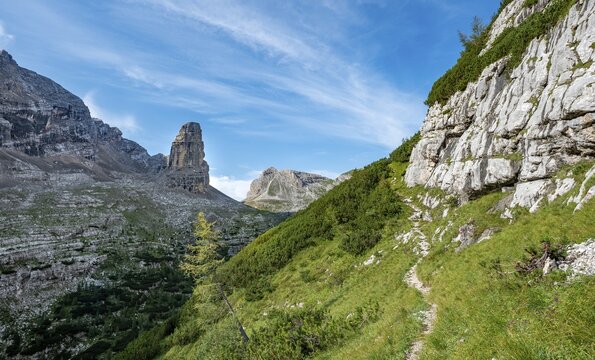 Sentiero Carlo Minazio path, at the back of the Torre dei Sabbioni, Sorapiss circuit, Dolomites, Belluno, Italy