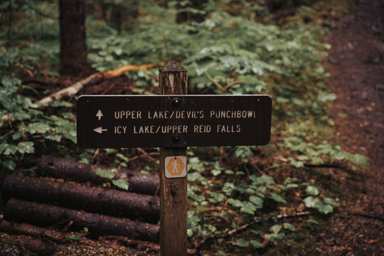 Wooden hiking trail marker pointing toward Upper Dewey Lake and Devils Punchbowl in the Dewey Lakes Trail System