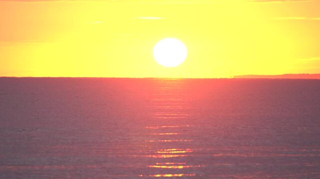 9月鳥取県の日本海から昇る日の出_10bit_4:2:2_