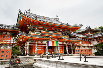 Obraz premium Side view of ornate vermillion gate and courtyard at Kosanji Temple, Japan
