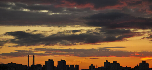 Obraz premium Pink dusk clouds over the Minsk skyline