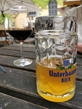 Im Biergarten mit Unterbaarer Bier UB und Rotwein