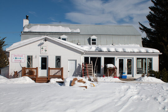 Qu&eacute;bec, Canada -2026 : Fa&ccedil;ade d'une cabane &agrave; sucre traditionnelle sous la neige pendant la saison du sirop d'&eacute;rable.