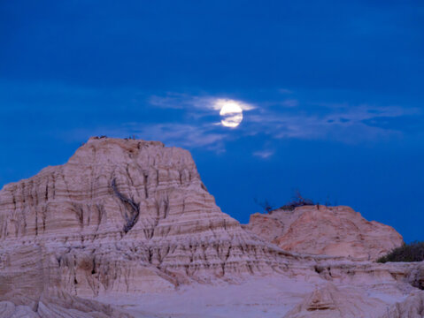 Full moon over the Walls of China, Mungo National Park